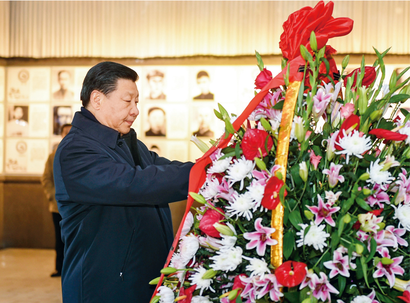 2016年2月1日至3日，中共中央總書記、國(guó)家主席、中央軍委主席習(xí)近平來到江西，看望慰問廣大干部群眾和駐贛部隊(duì)。這是2月2日，習(xí)近平在井岡山革命烈士陵園向革命烈士敬獻(xiàn)花籃。 新華社記者 謝環(huán)馳/攝