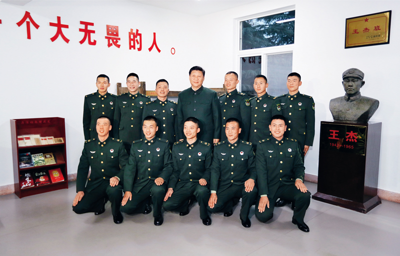 2017年12月13日，中共中央總書記、國(guó)家主席、中央軍委主席習(xí)近平到第71集團(tuán)軍視察。這是習(xí)近平同“王杰班”戰(zhàn)士合影。 新華社記者 李剛/攝
