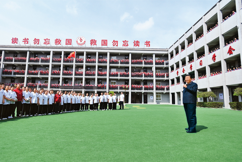 2021年9月13日至14日，中共中央總書記、國(guó)家主席、中央軍委主席習(xí)近平在陜西省榆林市考察。這是14日上午，習(xí)近平在綏德實(shí)驗(yàn)中學(xué)考察時(shí)，同師生親切交流。 新華社記者 謝環(huán)馳/攝